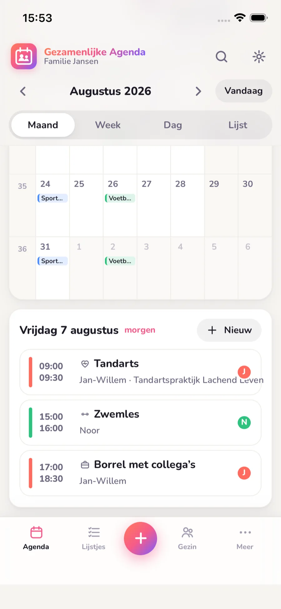 Digitale familieplanner op de telefoon: het maandoverzicht met een eigen kleur per gezinslid