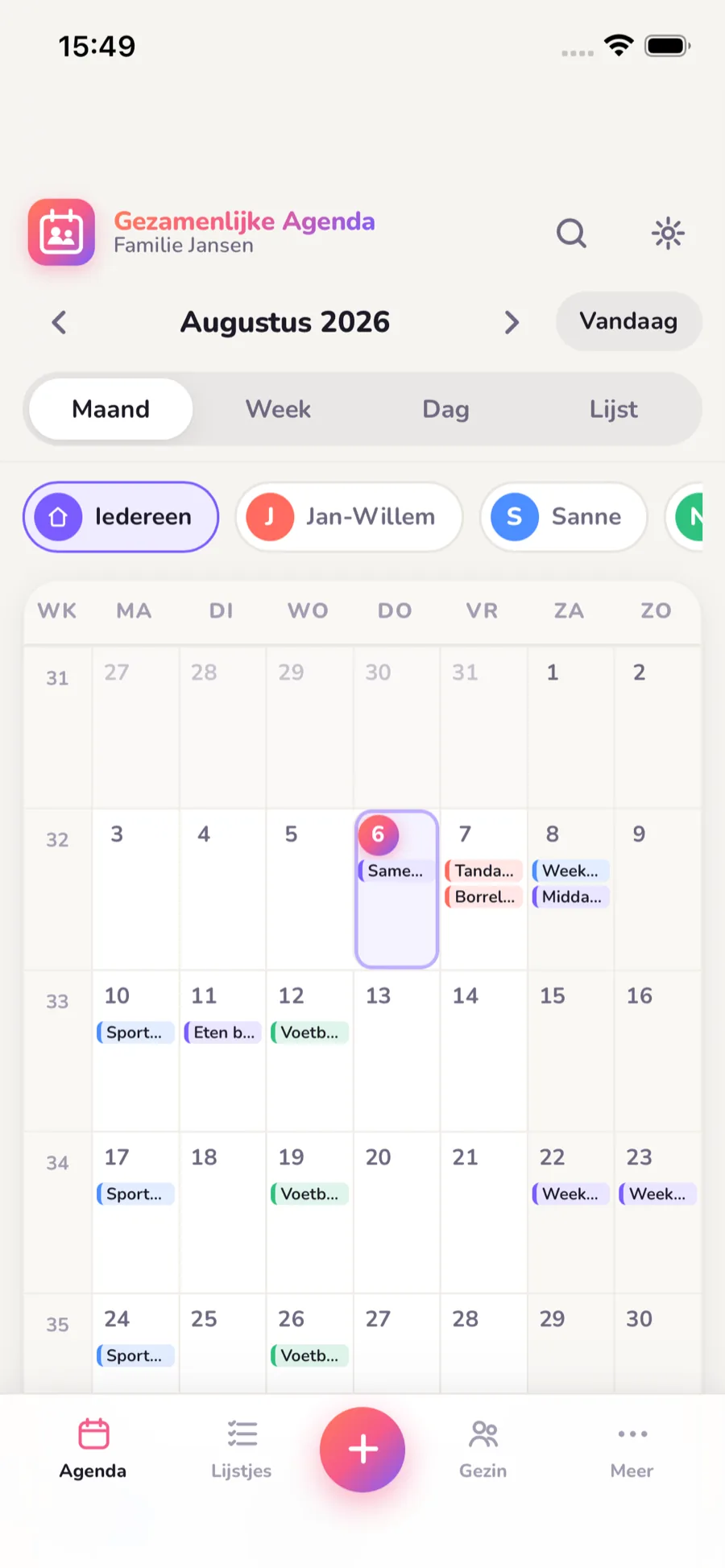 De planning van een gezin in de app: maandoverzicht met een eigen kleur per gezinslid