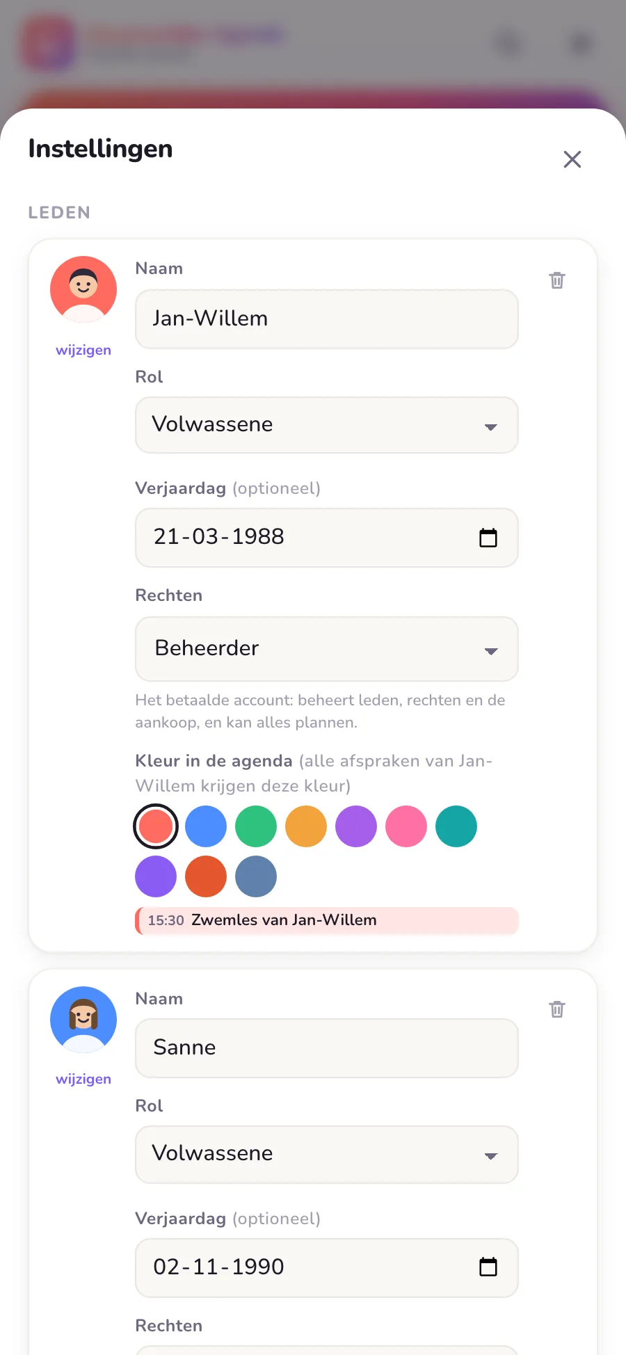 Instellingenscherm van een familie-agenda-app met per gezinslid een eigen rol en kleur