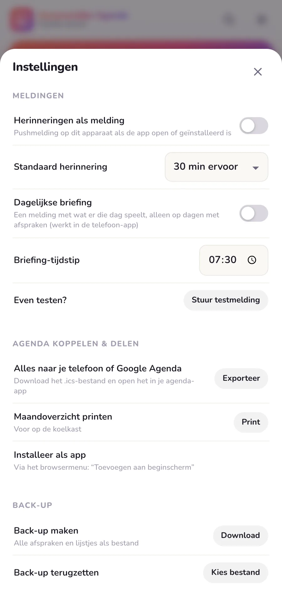 Het instellingenscherm van Gezamenlijke Agenda met het kopje Meldingen: schakelaars voor herinneringen en de dagelijkse briefing, de standaardherinnering en het briefing-tijdstip